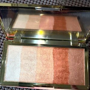 New Touch in Sol pretty filter Glowdient makeup palette